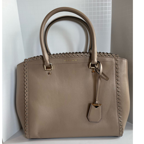 Michael Kors Benning Large Scalloped Leather Satchel Truffle Excellent Condition - Picture 3 of 15